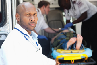 Médecin accueillant une ambulance