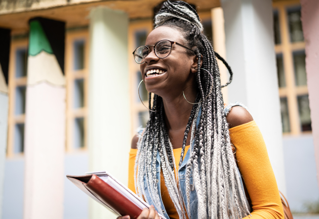 Examens & concours : étudiante souriante