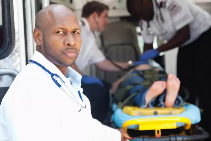 Médecin accueillant une ambulance